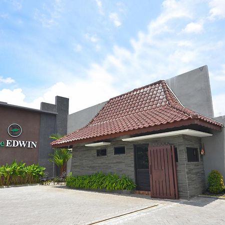 The Edwin Syariah Ngabean Exterior foto