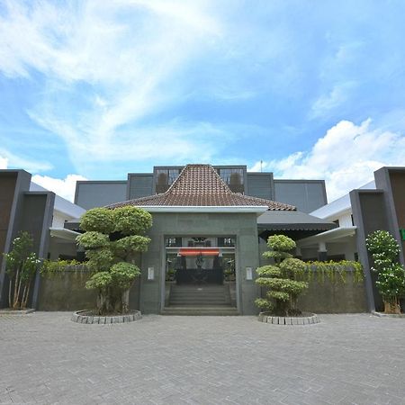 The Edwin Syariah Ngabean Exterior foto