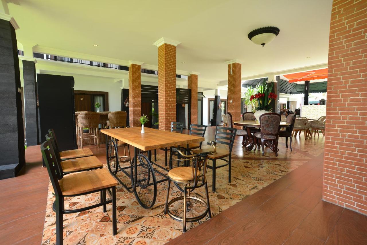 The Edwin Syariah Ngabean Exterior foto